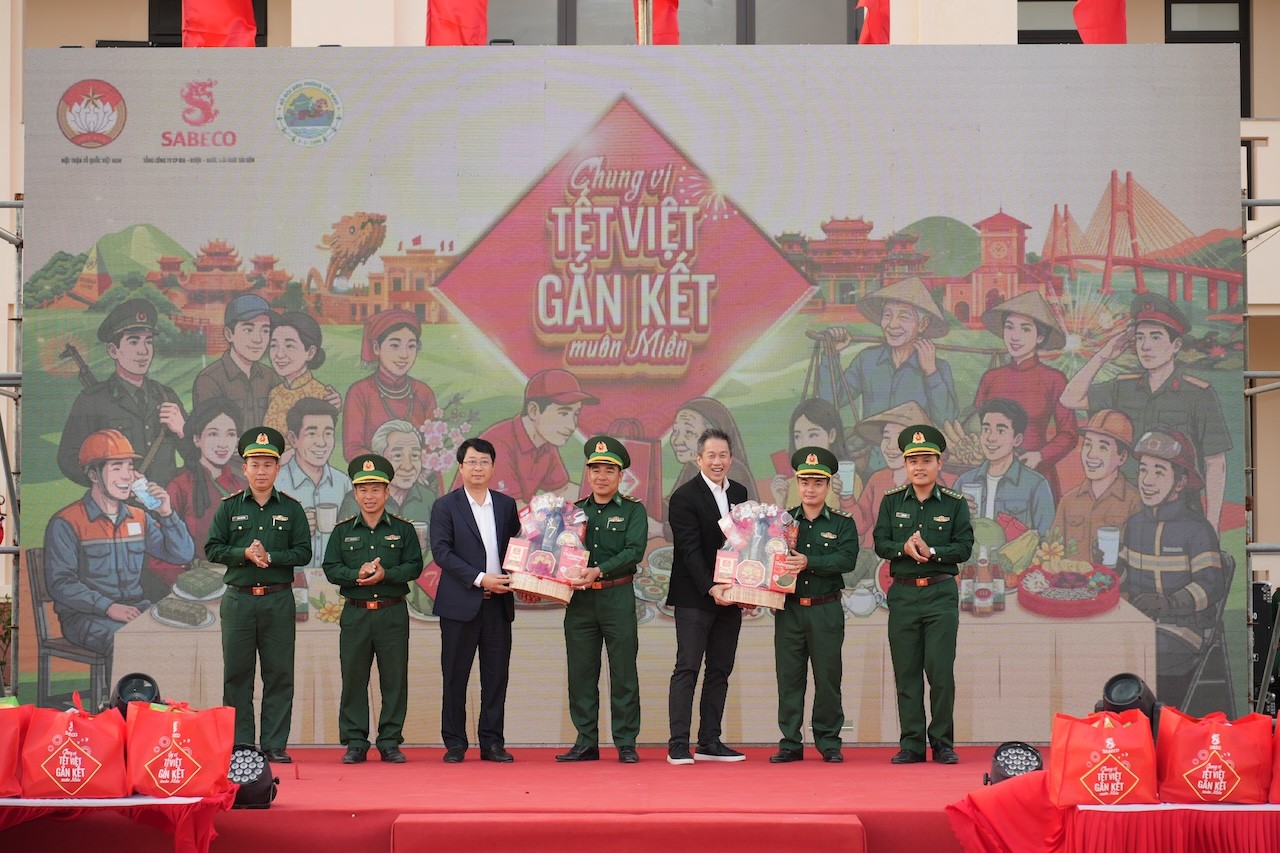 dai-dien-sabeco-va-dai-dien-ubtw-mttq-trao-gui-trai-nghiem-tet-cho-cac-don-bien-phong-khu-vuc-dak-lak-lam-dong-1768050457.JPG