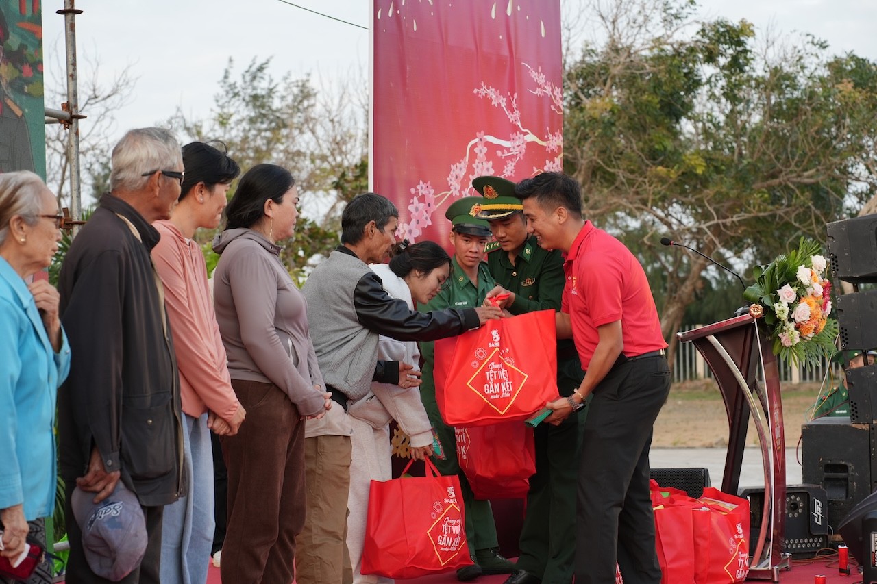 trong-hai-ngay-10-1-11-1-sabeco-cung-ban-to-chuc-chuong-trinh-da-phoi-hop-trao-tang-900-phan-qua-tet-cho-nguoi-dan-co-hoan-canh-kho-khan-va-bo-doi-bien-phong-tai-dak-lak-va-lam-dong1-1768051144.JPG