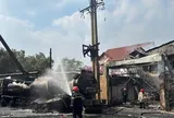 CLIP: Di tản hàng chục cháu bé trong vụ cháy xe bồn ở TPHCM