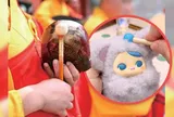 Sau cơn sốt Labubu, giới trẻ Trung Quốc rộ mốt búp bê 'gõ mõ' giải nghiệp