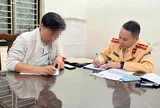 Xử phạt tài xế cho trẻ em ngồi trước vô lăng khi lái xe chạy trên phố Hà Nội