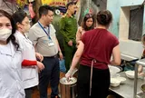Quán bún riêu bị du khách Trung Quốc chê mất vệ sinh bị kiểm tra vi phạm vệ sinh an toàn thực phẩm
