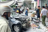 Ô tô bốc cháy ngùn ngụt giữa đường, tài xế mắc kẹt được giải cứu trong gang tấc