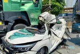 Hiện trường vụ ô tô con bị vò nát, 3 người mắc kẹt sau va chạm liên hoàn ở Hà Nội