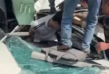 Video khoảnh khắc giải cứu tài xế khỏi ô tô bẹp dúm sau tai nạn ở Hà Nội