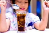 Bé gái 12 tuổi thủng ruột vì mắc sai lầm này khi uống nước theo cách "vạn người mê"
