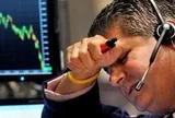 Khối ngoại mạnh tay bán ròng gần 2.100 tỷ đồng phiên đầu tuần, cổ phiếu nào bị "xả" mạnh nhất?