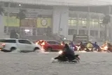 VIDEO: Sau đợt nắng nóng gay gắt, trận mưa "giải nhiệt" nhấn chìm nhiều tuyến phố Hà Nội
