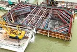 Ba trụ tháp chính của cầu dây văng hơn 7.300 tỷ dần lộ diện trên sông Hồng
