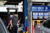 Vòng quanh Hà Nội và TP.HCM: Loạt cây xăng vẫn bán song song xăng E5 cùng E10