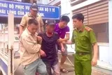 Công an đưa người đàn ông tự dùng gạch đập vào đầu đi cấp cứu