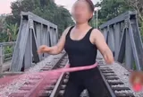 Clip người phụ nữ thản nhiên lắc vòng giữa đường ray tàu hỏa và cái kết
