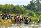 Đi xe máy vượt qua cầu tạm, nam thanh niên bị nước cuốn trôi