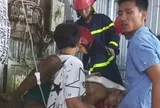 Khẩn cấp cứu nam thanh niên bị mắc kẹt cánh tay trong máy tái chế nhựa