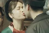 Chàng trai kém 14 tuổi 'khóa môi' Nhật Kim Anh