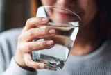 Uống nước ấm mỗi sáng khi bụng đói, người phụ nữ 50 tuổi bất ngờ khi đi khám