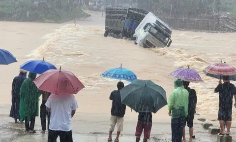 Xe tải bị lũ cuốn trôi, tài xế leo lên cabin đợi ứng cứu nhưng không kịp