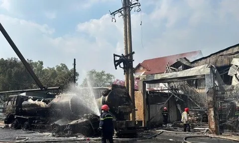 CLIP: Di tản hàng chục cháu bé trong vụ cháy xe bồn ở TPHCM