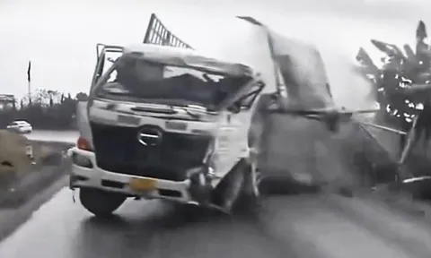 Xe tải mất lái trên đèo Đá Trắng, né 4 phương tiện trước khi lật ngang