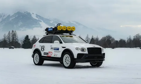 Bentley Bentayga có bản độ cho người mê offroad: Ngoại hình hầm hố, thêm lốp địa hình, khoảng sáng gầm nâng lên hơn 30cm, có chiếc go-kart trên nóc xe
