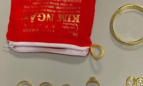 Phát hiện có người bỏ quên túi xách chứa nhiều trang sức vàng trị giá 100 triệu đồng tại sân bay