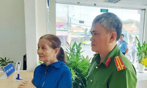 Cụ bà ‘hốt hoảng’ khi nhận 2 tỷ đồng từ tài khoản lạ