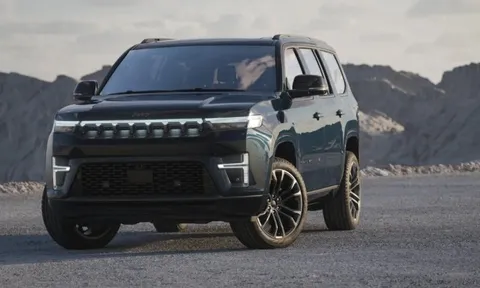 Lỗ nặng vì làm xe điện, hãng ô tô lớn buộc quay lại làm xe xăng, CEO thừa nhận sai lầm