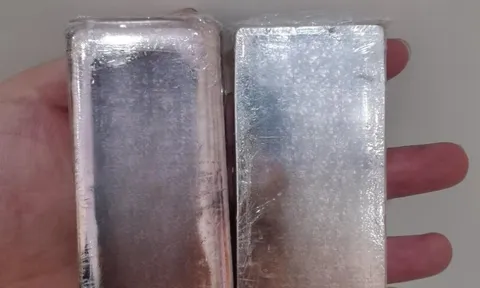 Phát hiện thỏi bạc 15kg trị giá 1,4 tỷ đồng trong gói hàng ship, công an sử dụng nhiều biện pháp nghiệp vụ vào cuộc