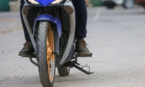 Mức phạt cao nhất khi đi xe máy mà không gạt chân chống