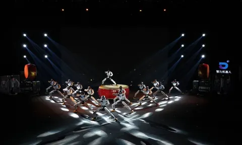 Lần đầu tiên xuất hiện một gala nghệ thuật quy mô lớn vận hành và dẫn dắt hoàn toàn bằng robot hình người