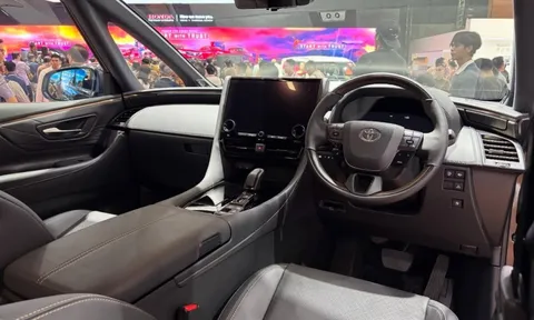 Toyota ra mắt Alphard Hybrid giá thấp nhất lịch sử: Lược bỏ loạt tiện nghi nội thất