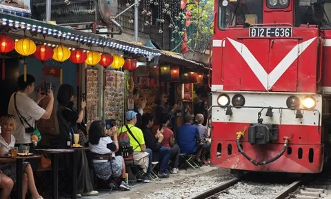 Phố cà phê đường tàu chật kín khách ngày giáp Tết, bất chấp cảnh báo an toàn