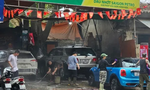 Dịch vụ rửa xe 'hốt bạc' dịp Tết