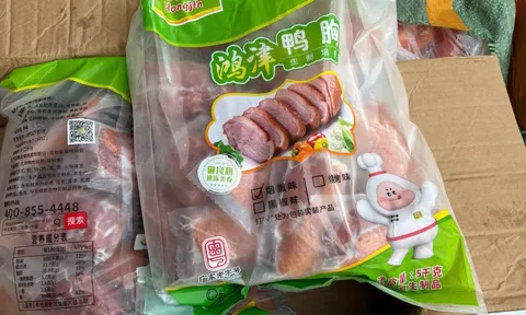 Chặn đứng gần 30 tấn nầm lợn, lạp xưởng nướng đá... "bẩn" đang chuẩn bị tuồn vào các quán ăn TP.HCM dịp Tết 2026