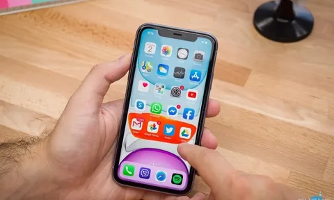 Ai còn nhớ chiếc iPhone 11 "cũ mèm" này không? - Dùng lại vào năm 2026, chẳng hiểu sao tôi vẫn thích nó mới tài