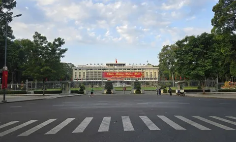 Cảnh vắng lặng hiếm thấy của đường phố Hà Nội, TP.HCM sáng mùng 1 Tết