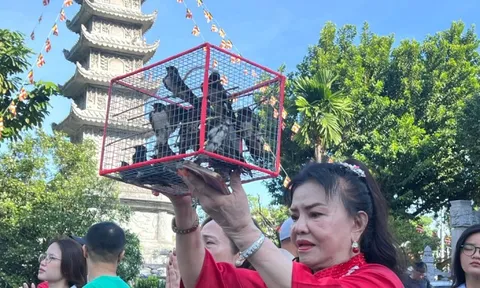 Cảnh xếp hàng 'xin lộc' đầu năm