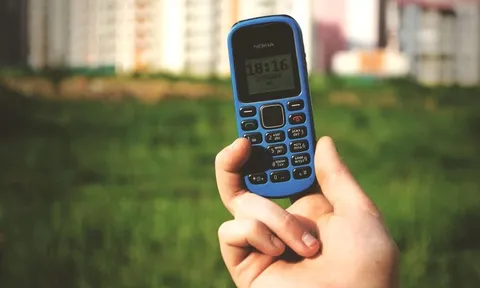 Dùng iPhone sang chảnh mà lúc nào tôi cũng mang theo một chiếc điện thoại "cục gạch": Tất cả vì lý do này