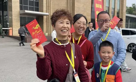 Quảng Ninh: Nhộn nhịp ngày đầu năm, hàng đoàn người nô nức xếp hàng nhận "lì xì"