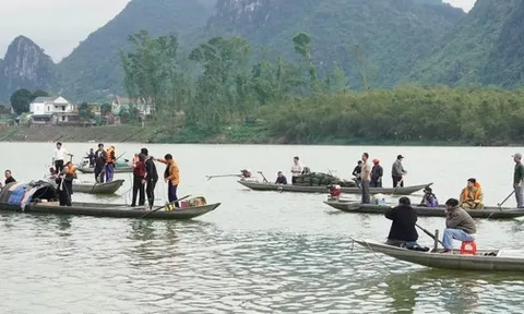 Bi kịch gia đình 7 người chìm thuyền trên sông khi đi chúc Tết