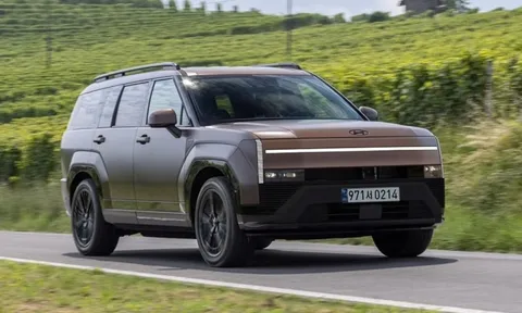 Bắt gặp Hyundai Santa Fe facelift chạy thử: Là bản chạy điện có thể sạc bằng máy xăng, đèn mới mở ra hy vọng thiết kế bớt gây tranh cãi