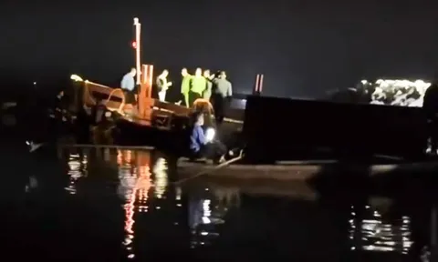 Đang tìm kiếm 6 nạn nhân mất tích sau vụ lật tàu trên hồ Thác Bà