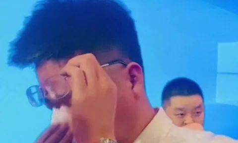 Thưởng tiền mặt, tặng vàng vẫn thấy "quá ít", Chủ tịch công ty bật khóc rồi đưa ra một quyết định khiến 300 nhân viên lặng người