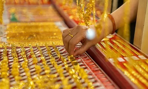 Cận ngày Vía Thần Tài, một Tiệm vàng lớn tuyên bố có sẵn vàng 0,1 chỉ, khách không phải xếp hàng