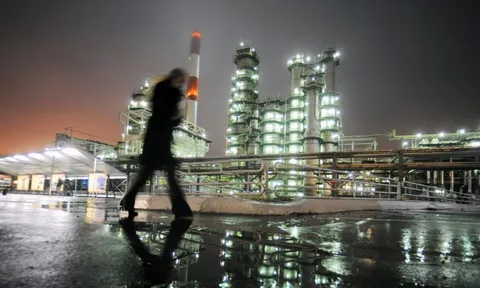 Sóng gió ập đến với dầu Nga: giá giảm mạnh nhất gần 3 năm sau hàng loạt lệnh trừng phạt từ Mỹ và EU