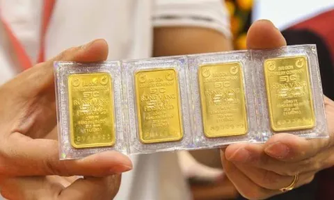 Giá vàng đột ngột giảm mạnh, ai xếp hàng buổi sáng Vía Thần Tài đã lỗ nhanh 4,5 triệu đồng