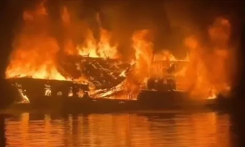 Tàu du lịch cháy như đuốc trên vịnh Hạ Long