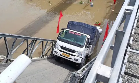 Xe tải chở gạo làm sập cầu ở Cần Thơ