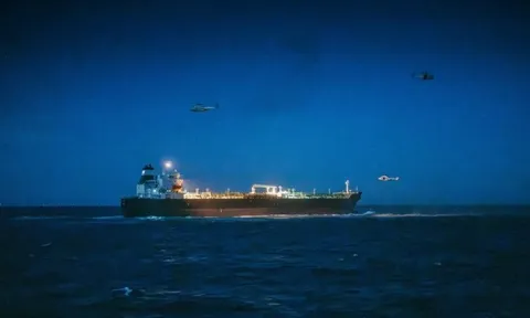 Một quốc gia châu Âu vừa bắt giữ tàu chở dầu thuộc “hạm đội bóng tối” của Nga, phát hiện có mối liên hệ với Iran