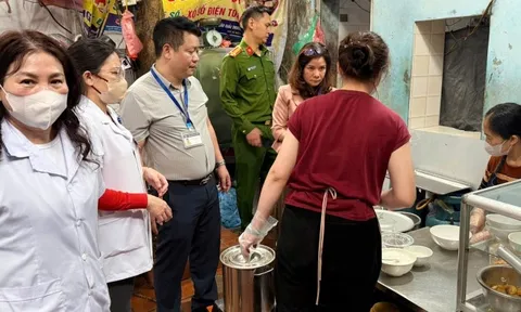 Quán bún riêu bị du khách Trung Quốc chê mất vệ sinh bị kiểm tra vi phạm vệ sinh an toàn thực phẩm